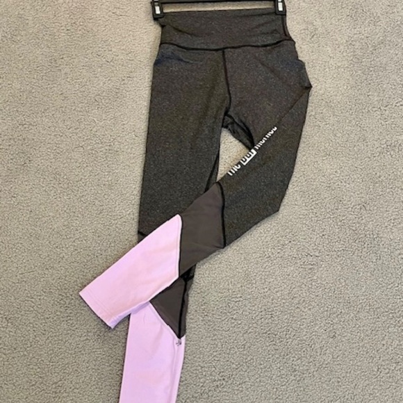 THE BAR METHOD LEGGINGS SMALL, BONUS SOCKS! - Picture 8 of 8